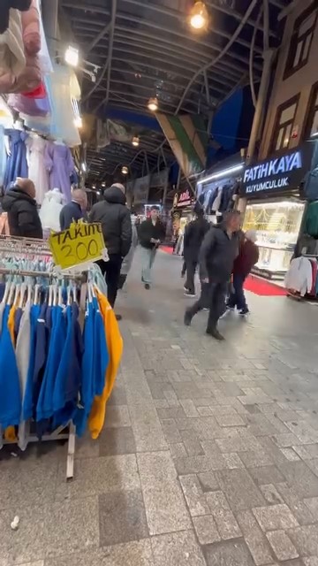 Tarihi Kapalı Çarşı’da çatılar uçtu
