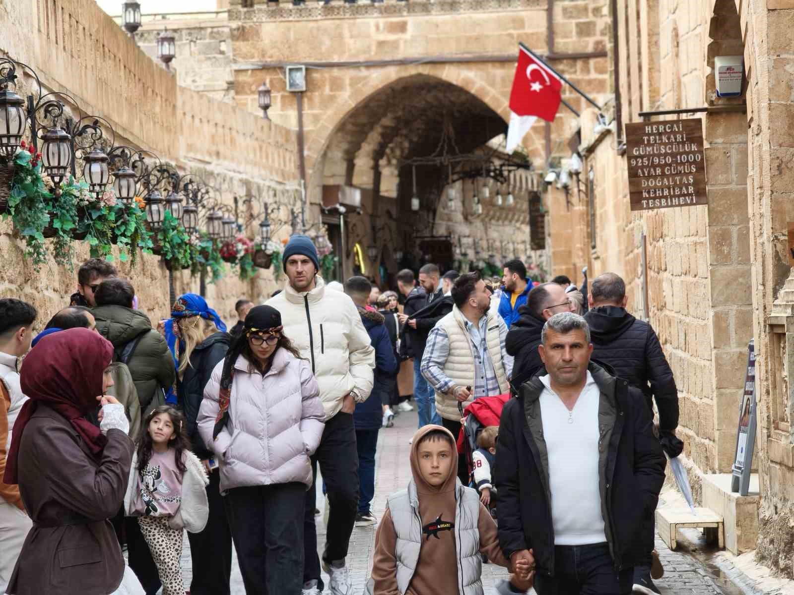 Tarihi kent Mardin bayram tatilinde ziyaretçi akınına uğradı
