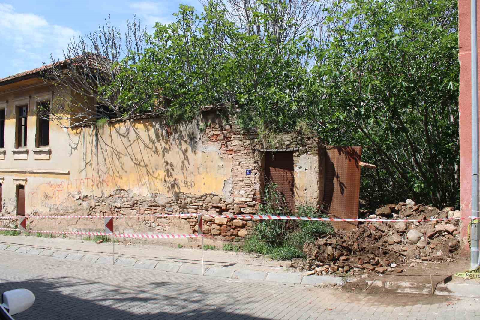 Tarihi konağın duvarı yıkıldı, gerçek ortaya çıktı
