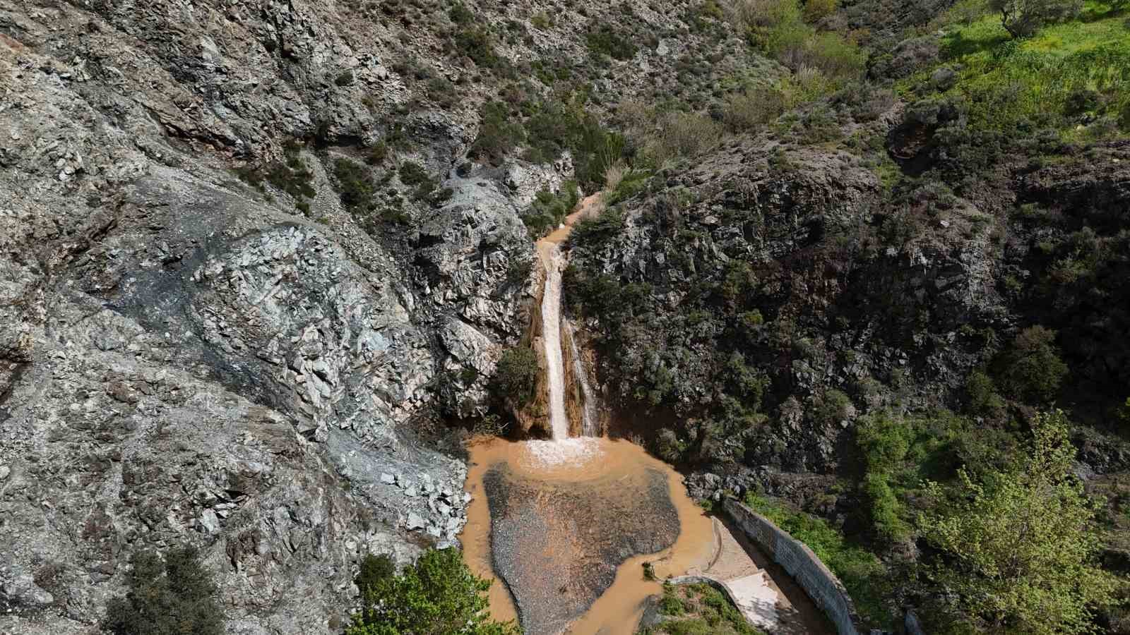 Tarihi kuraklıkla yok olan şelale, aşırı yağışlarla yeniden hayat buldu
