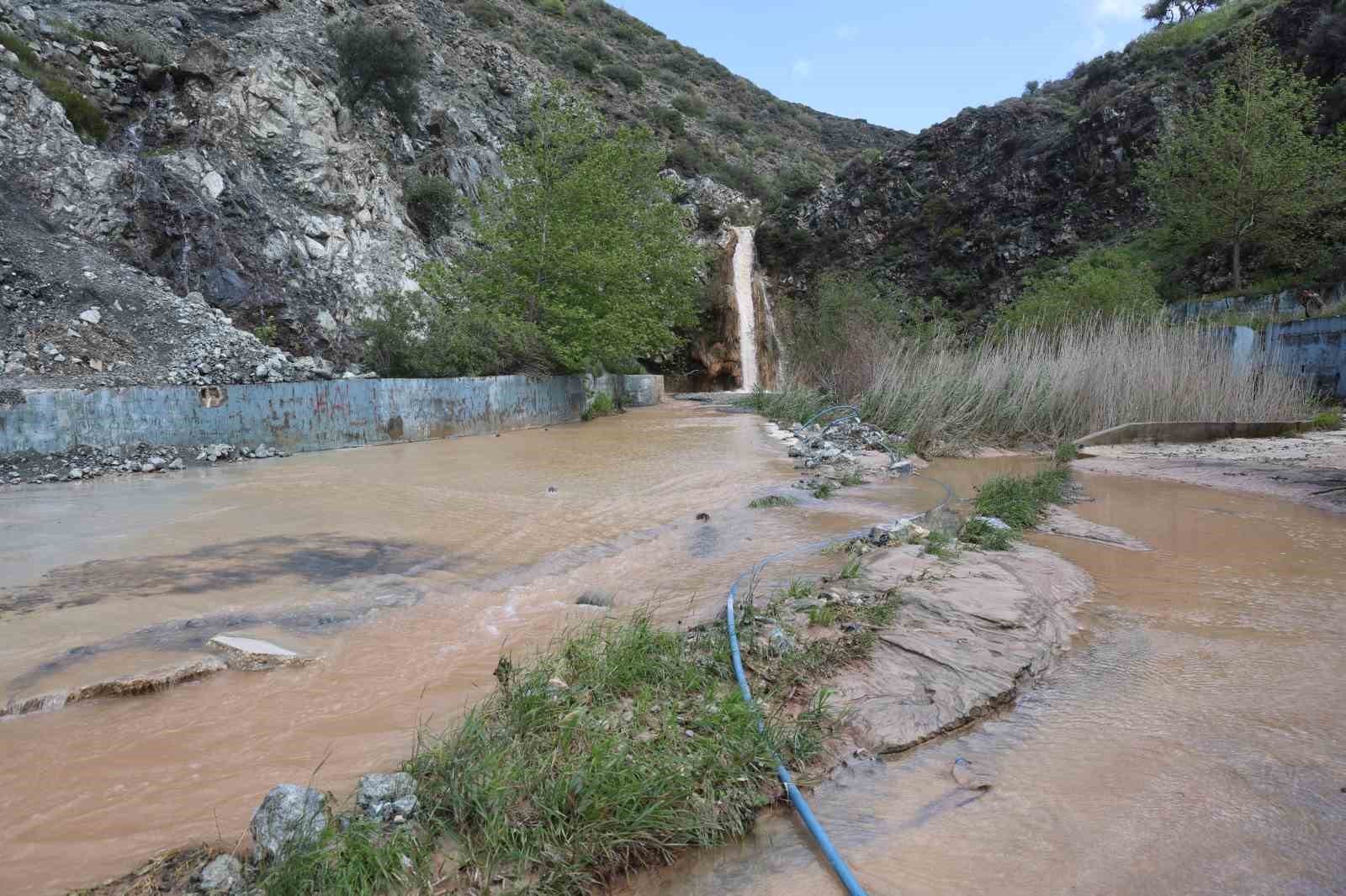 Tarihi kuraklıkla yok olan şelale, aşırı yağışlarla yeniden hayat buldu
