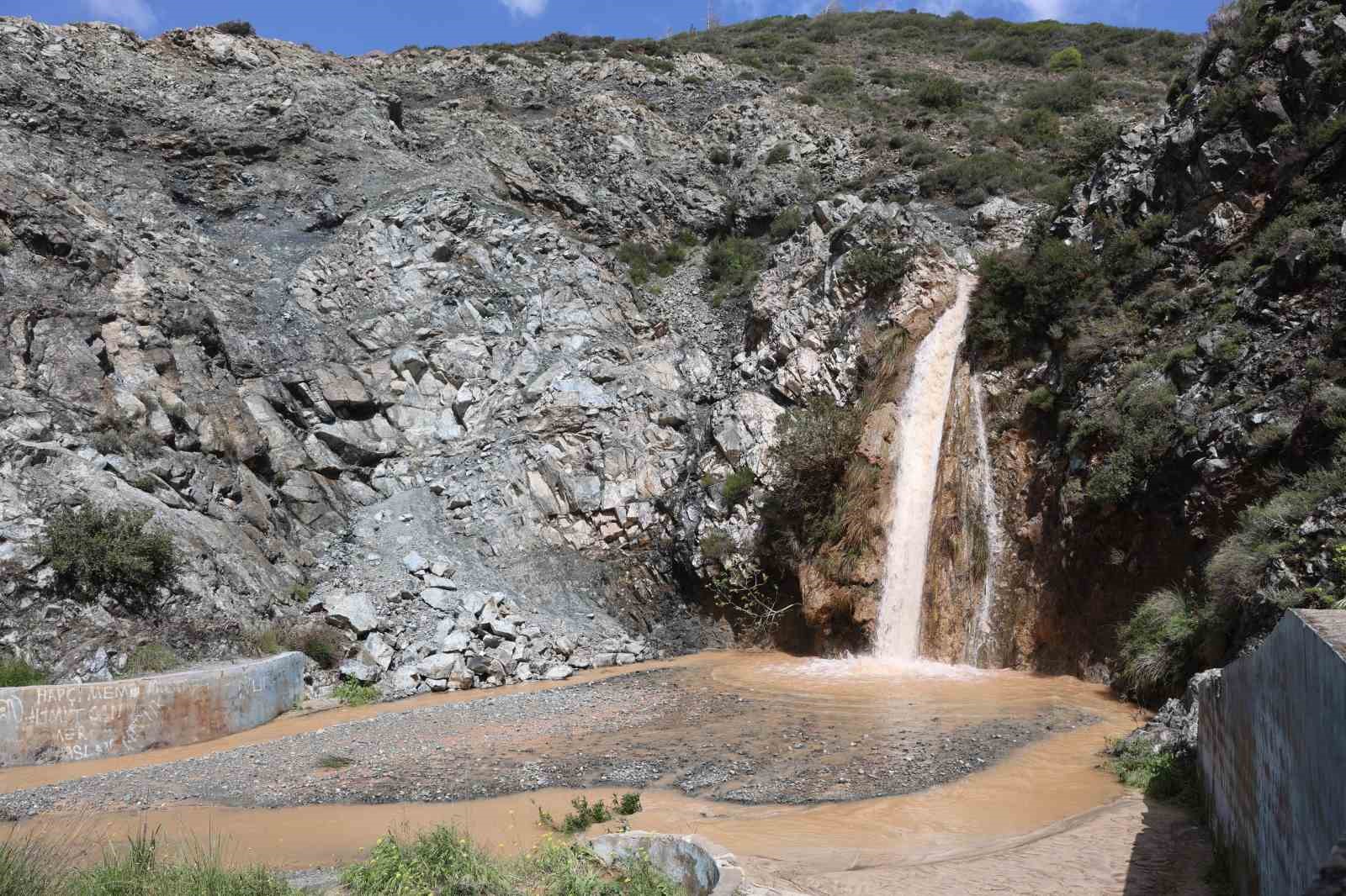 Tarihi kuraklıkla yok olan şelale, aşırı yağışlarla yeniden hayat buldu

