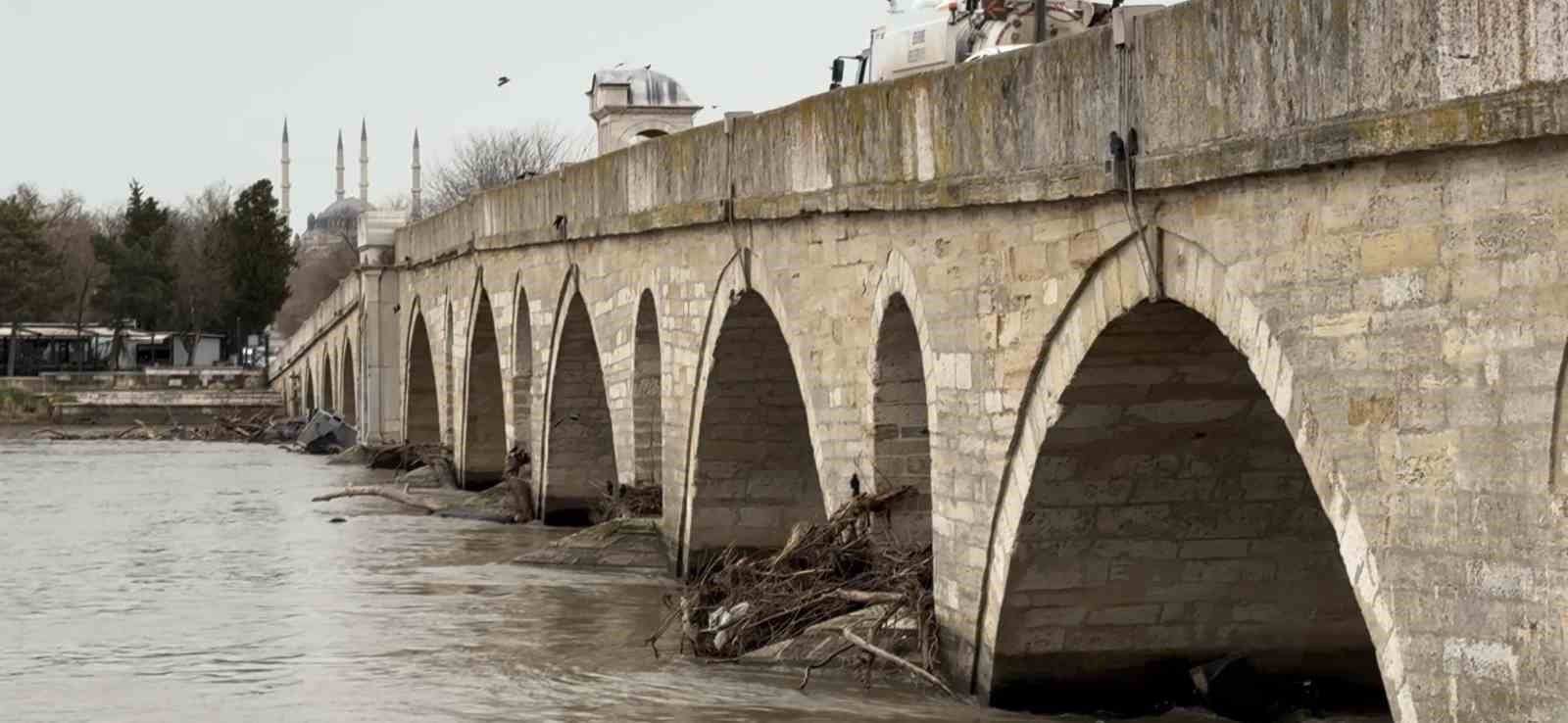 Tarihi Meriç Köprüsü atıklara teslim oldu
