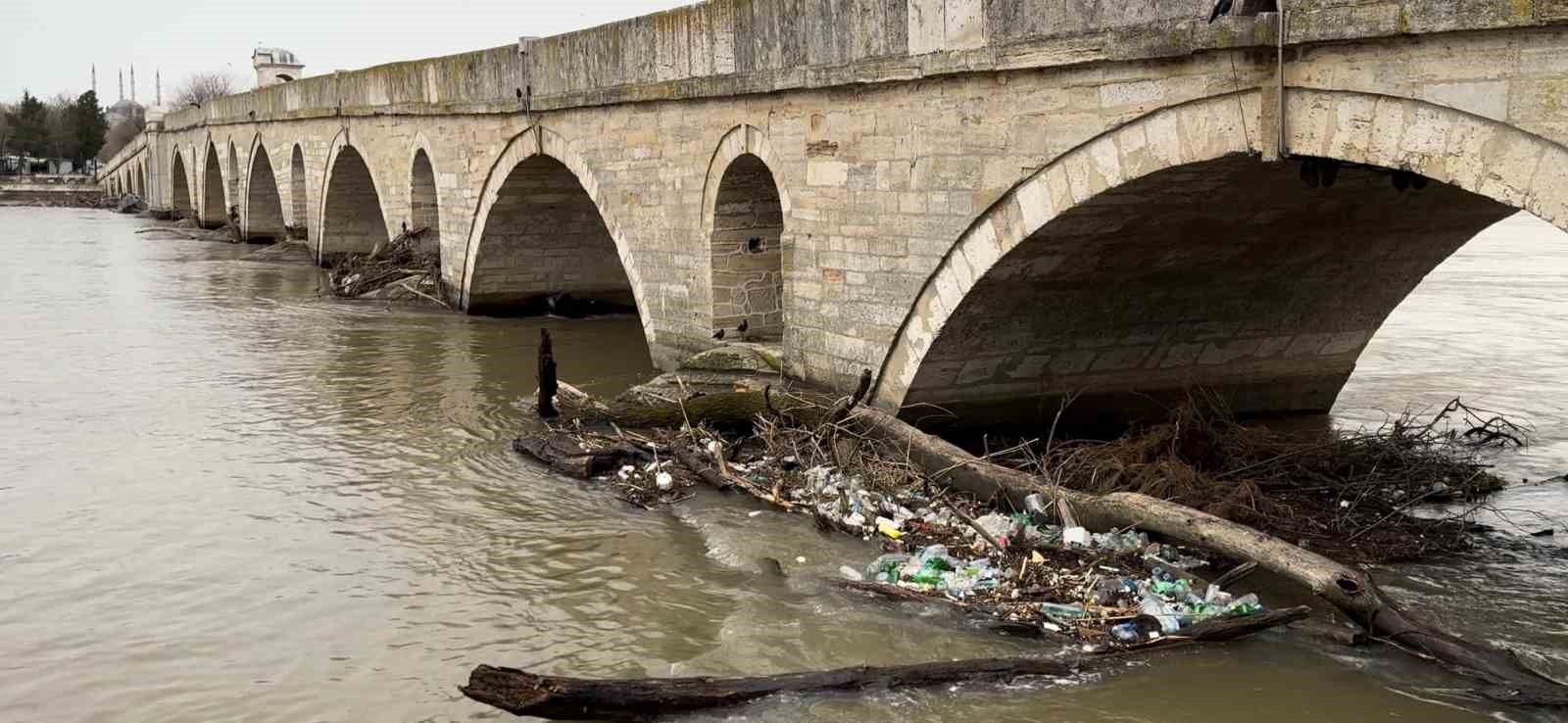 Tarihi Meriç Köprüsü atıklara teslim oldu
