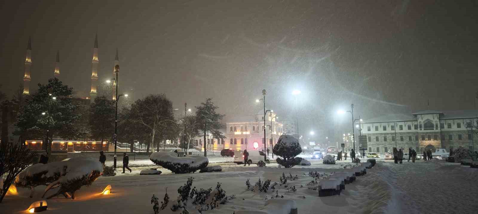 Tarihi meydan "beyaz gelinliğini" giydi
