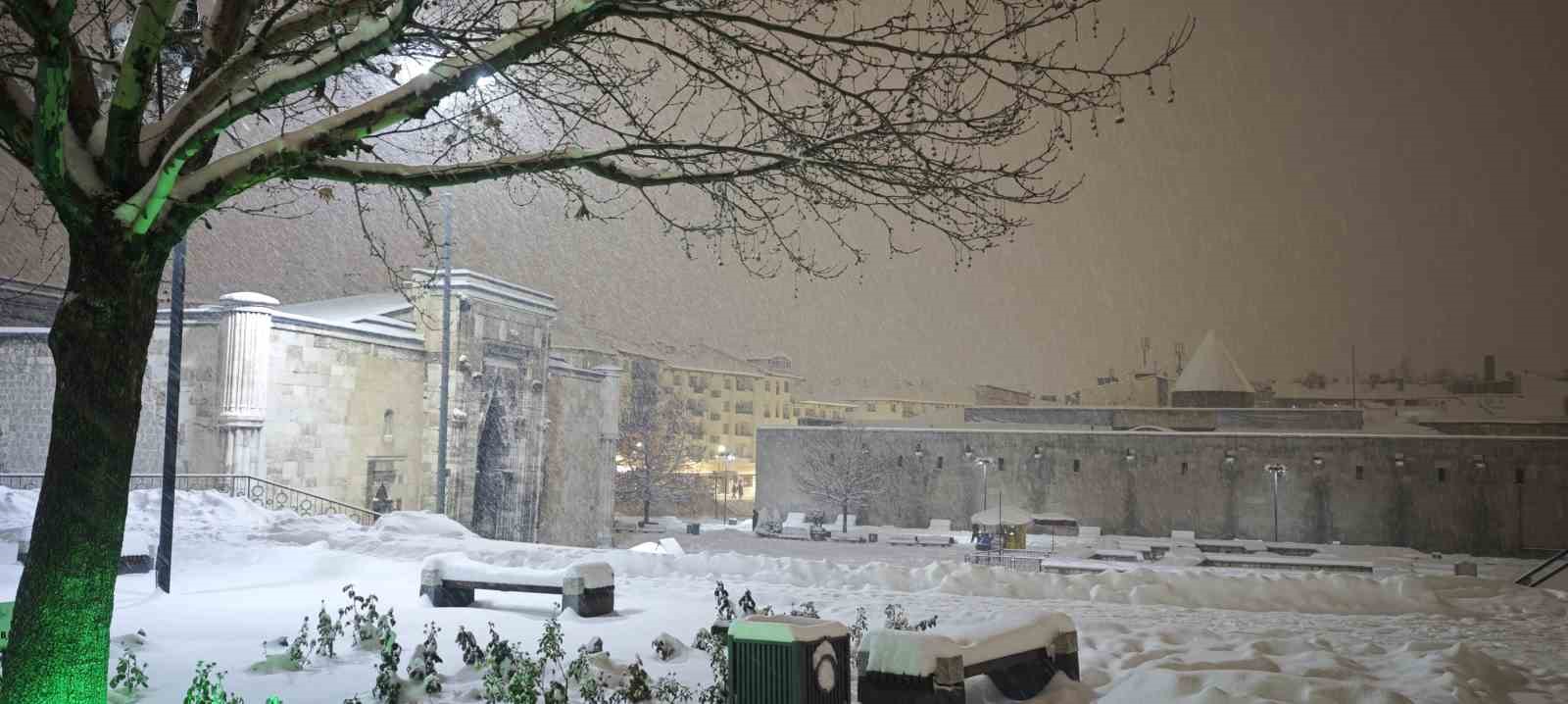 Tarihi meydan "beyaz gelinliğini" giydi
