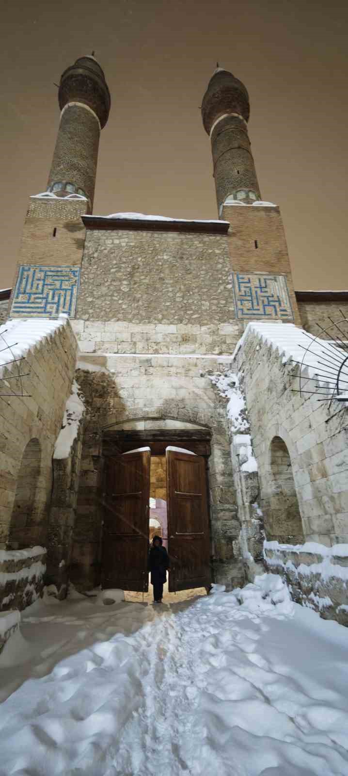 Tarihi meydan "beyaz gelinliğini" giydi
