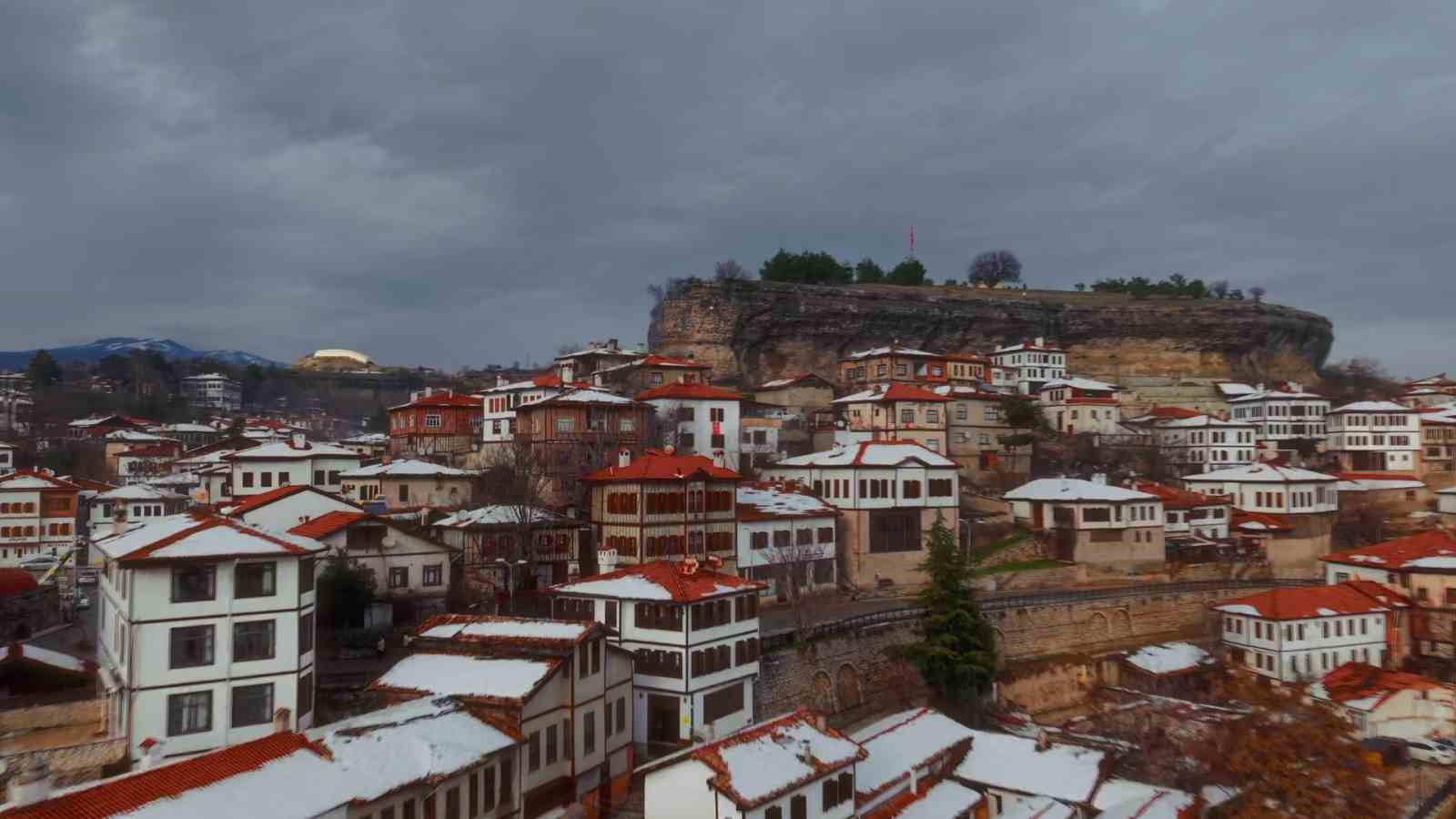 Tarihi Safranbolu evlerinde masalsı kış manzarası
