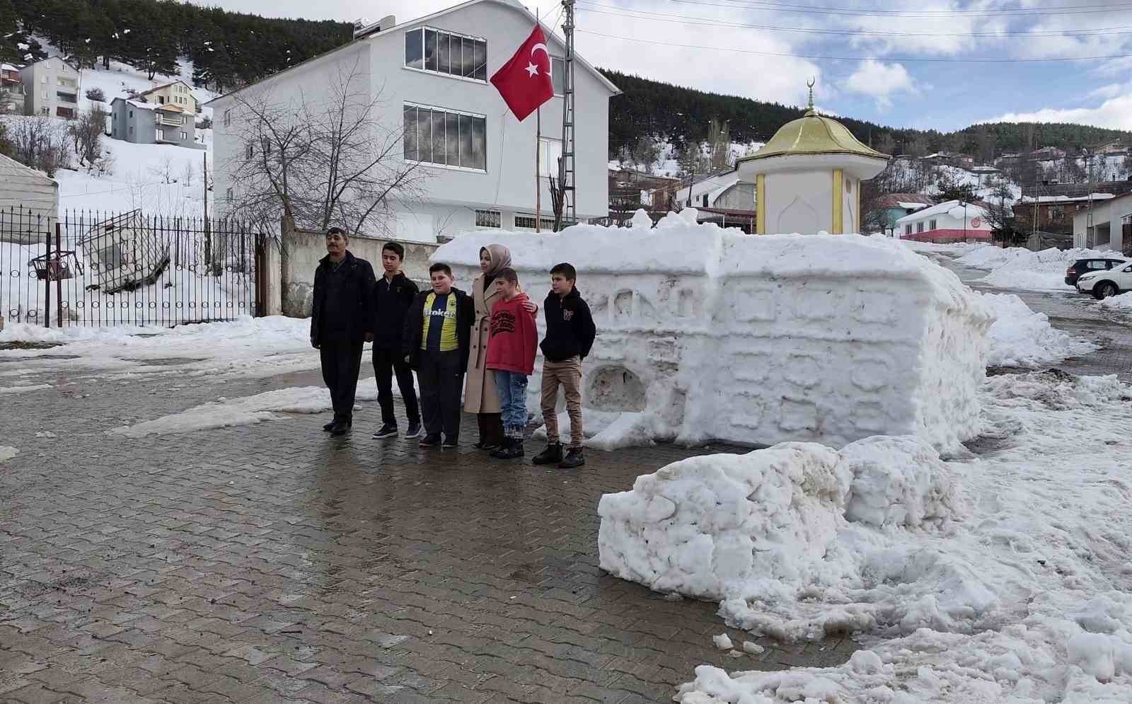Tarihi Sivas Valiliği’nin kardan maketi ziyaretçilerini ağırlıyor
