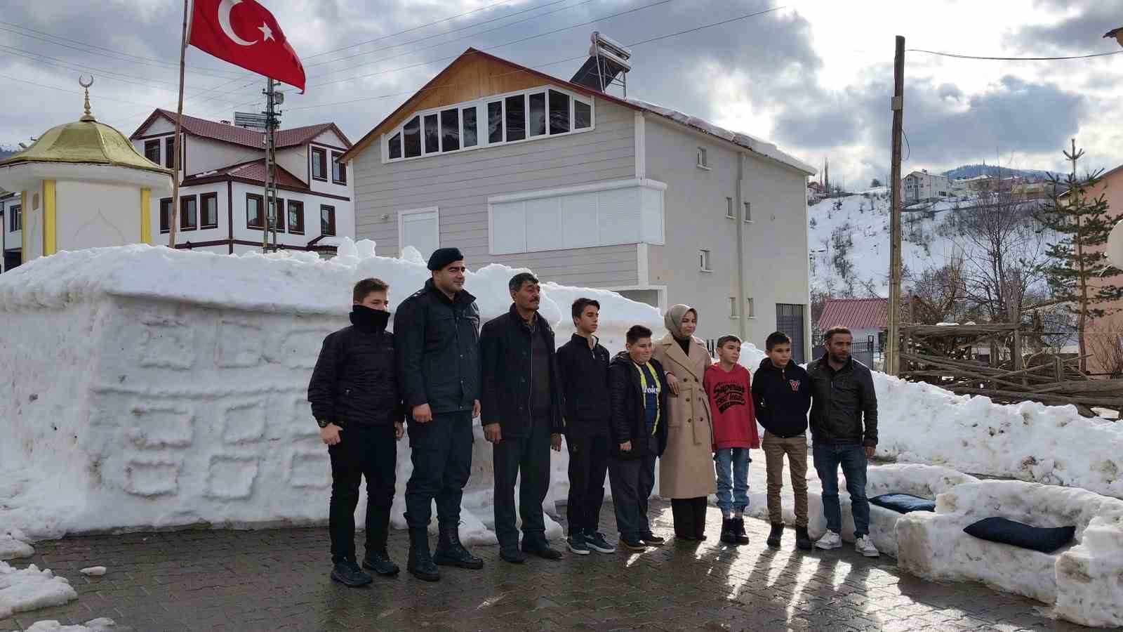 Tarihi Sivas Valiliği’nin kardan maketi ziyaretçilerini ağırlıyor
