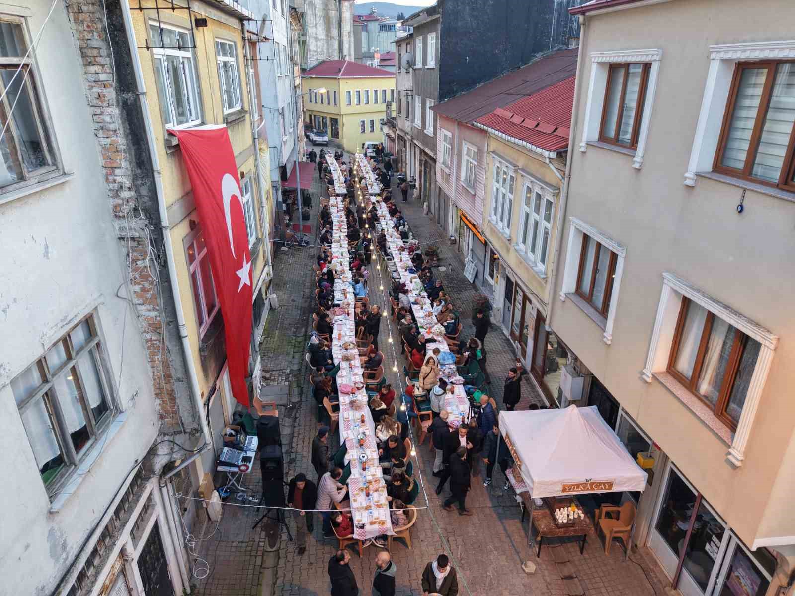 Tarihi sokakta paylaşım sofrası
