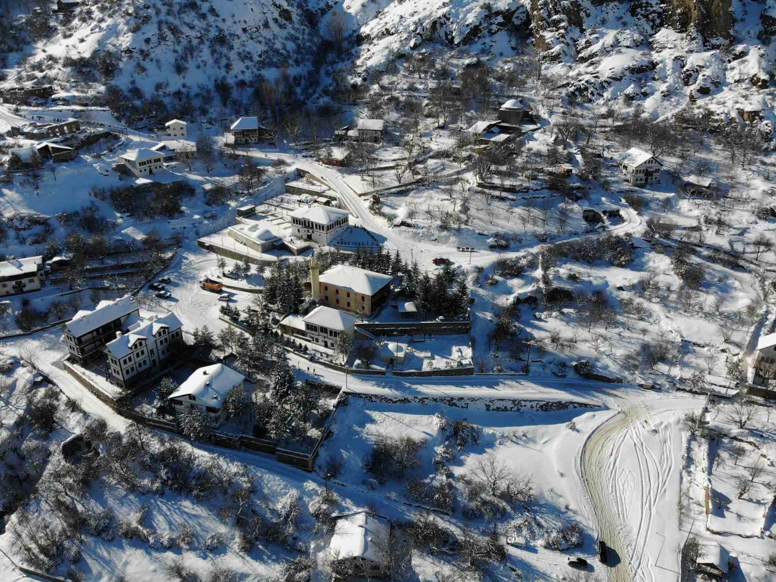 Tarihi Süleymaniye Mahallesinden kar manzaraları
