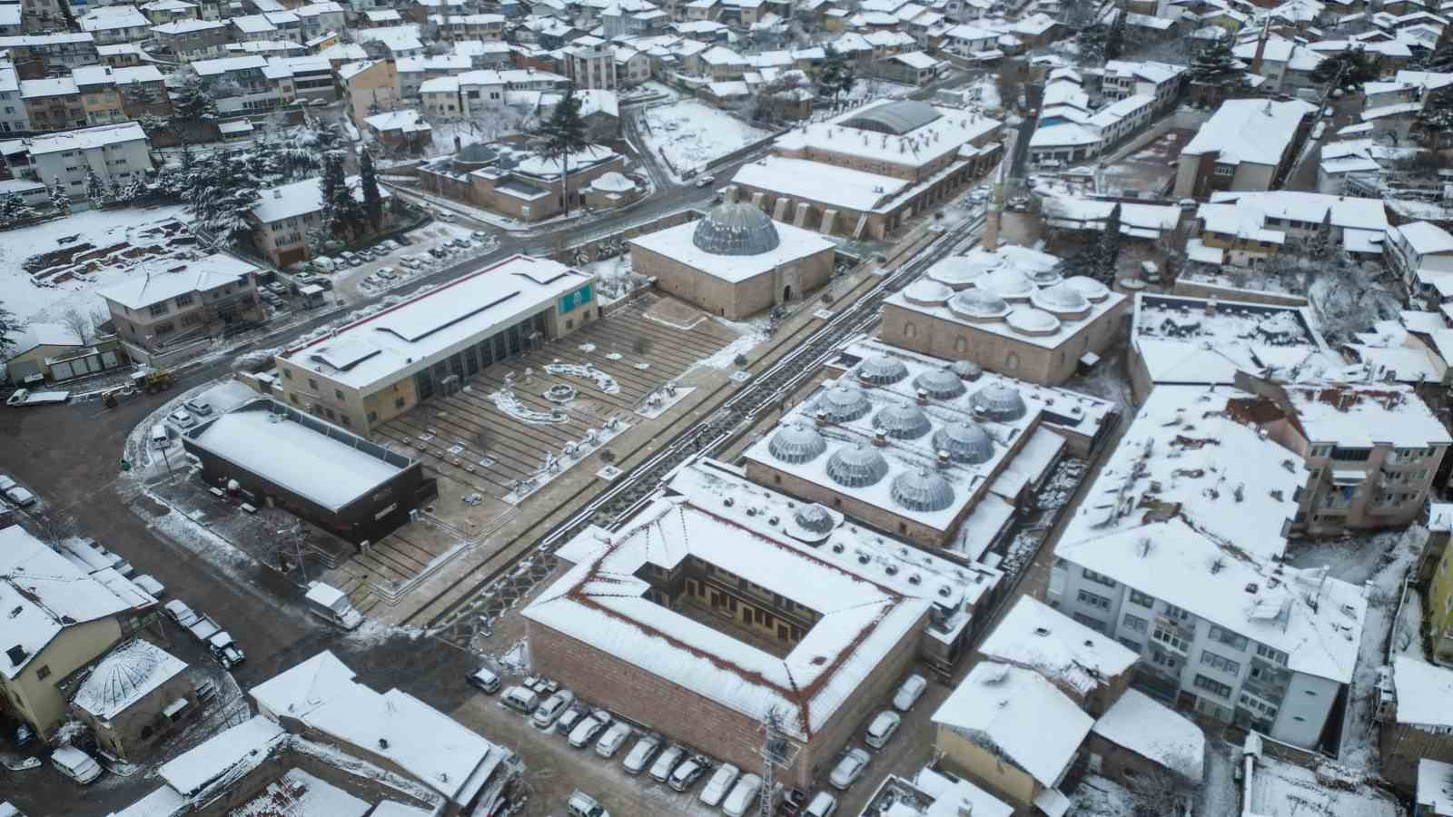 Tarihi Sulusokak beyaz örtüyle görsel şölen sundu
