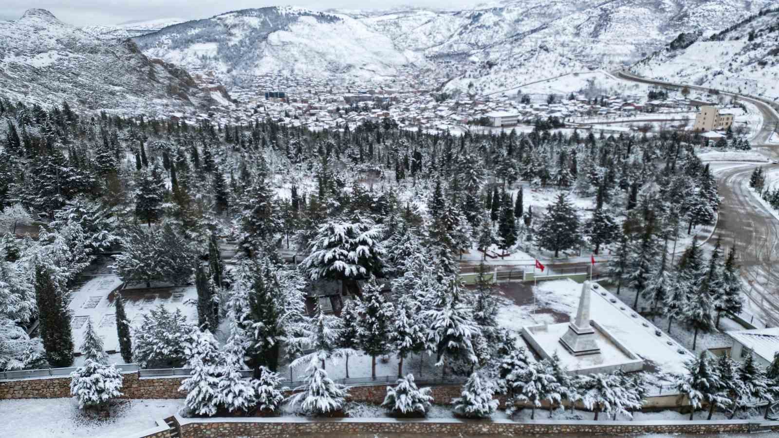 Tarihi Sulusokak beyaz örtüyle görsel şölen sundu
