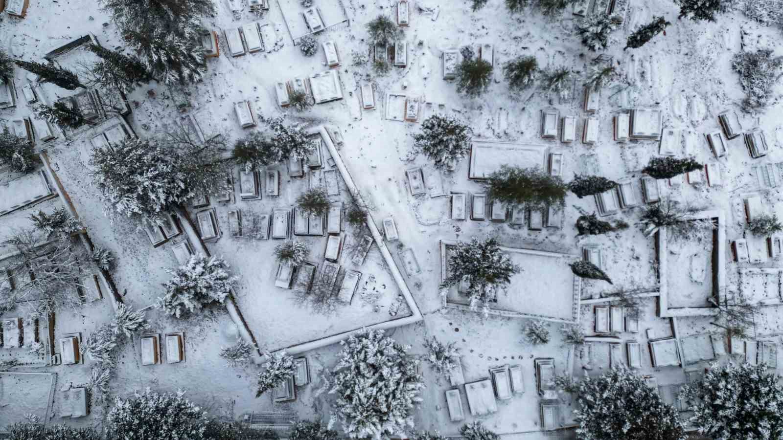 Tarihi Sulusokak beyaz örtüyle görsel şölen sundu
