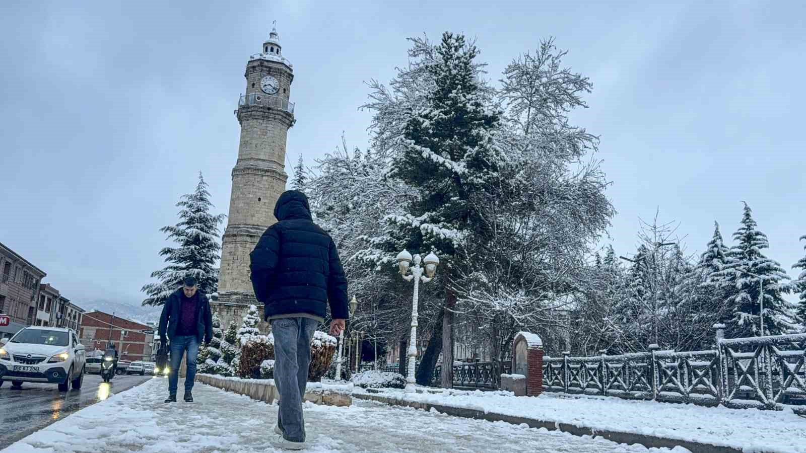 Tarihi Sulusokak beyaz örtüyle görsel şölen sundu
