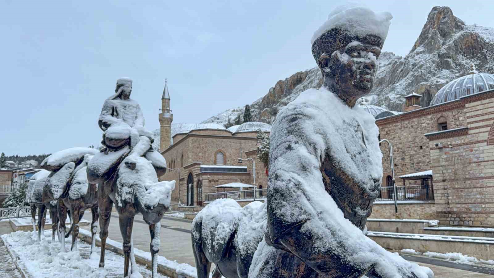 Tarihi Sulusokak beyaz örtüyle görsel şölen sundu

