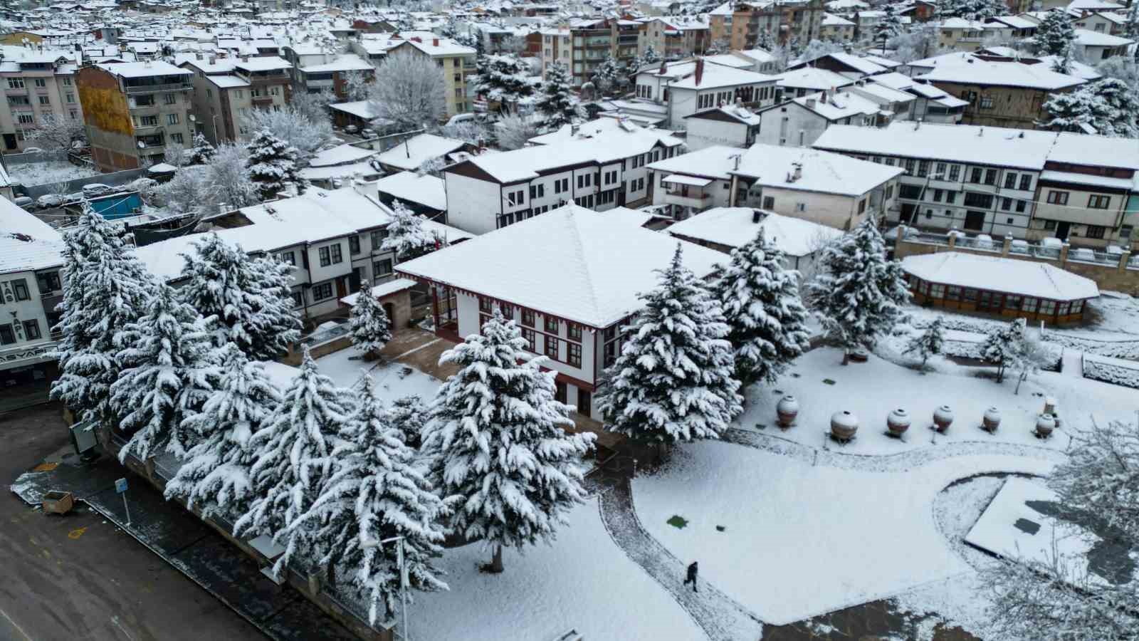 Tarihi Sulusokak beyaz örtüyle görsel şölen sundu
