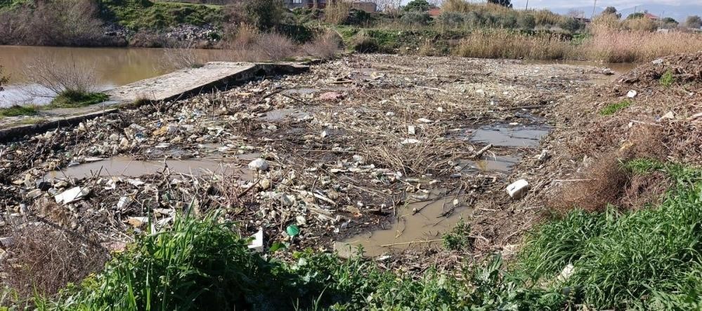Tarihi taş köprü temizlendi, doğaseverler "yüzer bariyer" istedi
