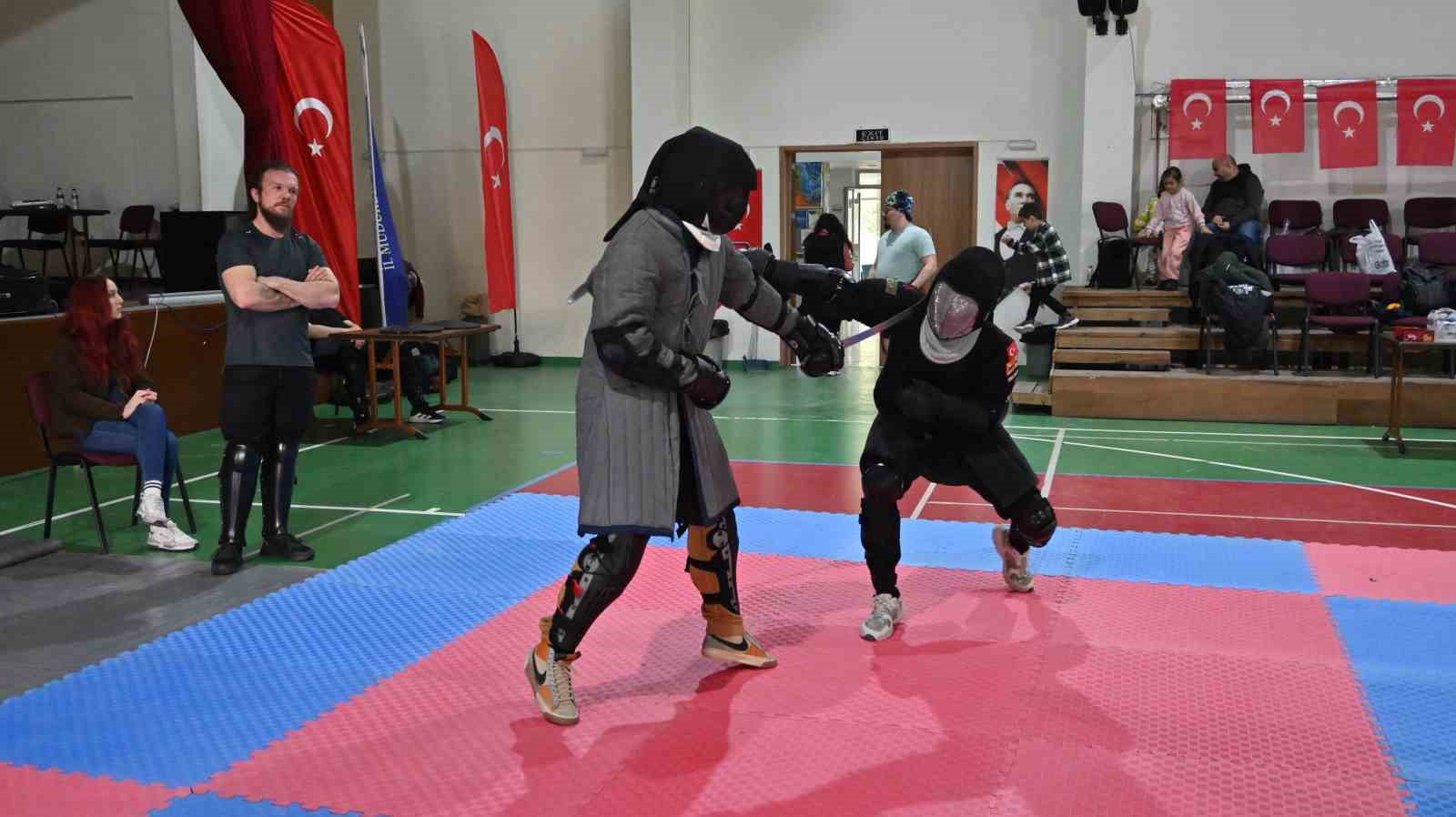 Tarihin izinde kılıçlar çarpıştı
