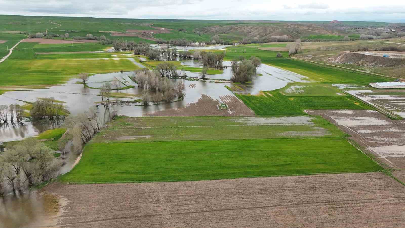 Tarım arazilerini sular altında bırakan Kanak Çayı dronla görüntülendi
