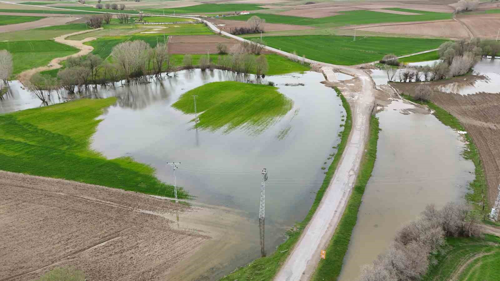 Tarım arazilerini sular altında bırakan Kanak Çayı dronla görüntülendi
