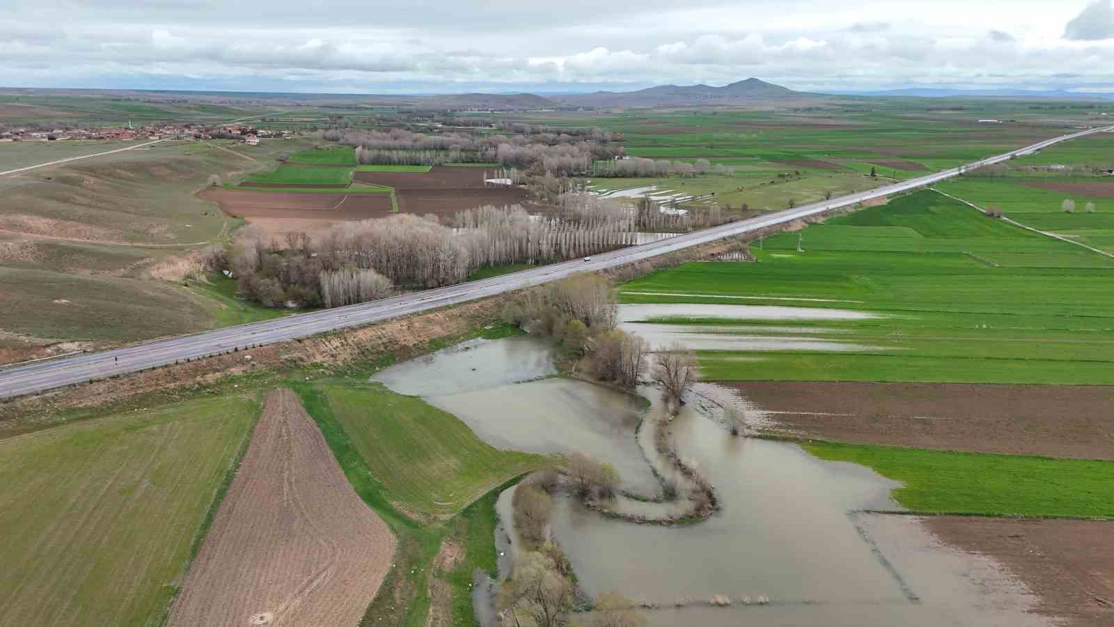 Tarım arazilerini sular altında bırakan Kanak Çayı dronla görüntülendi
