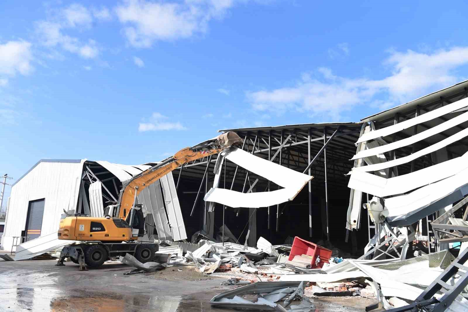 Tarım arazisine kaçak yapılan depolar yıkıldı
