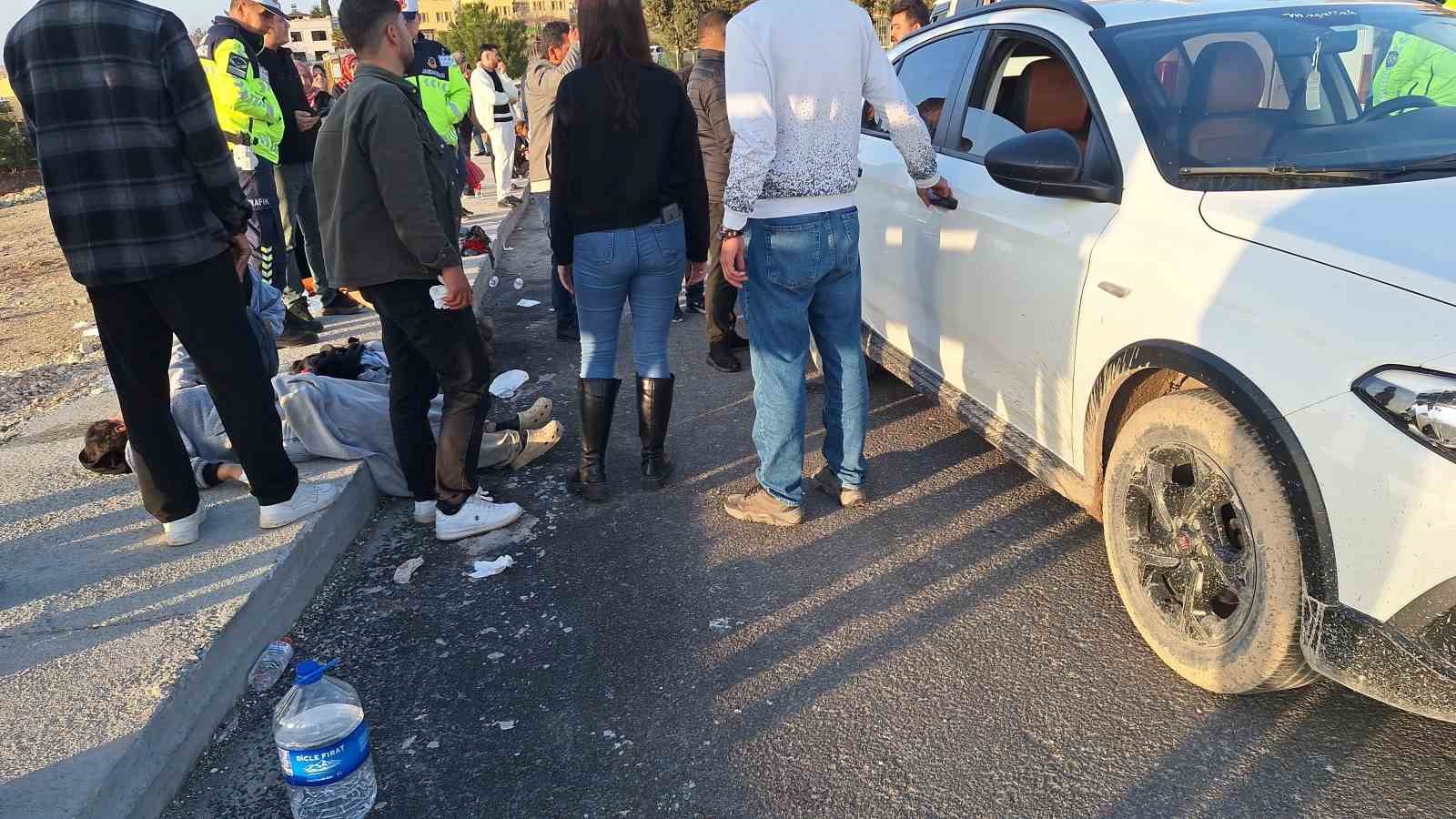 Tarım işçilerini taşıyan minibüs direğe çarptı: 15 yaralı
