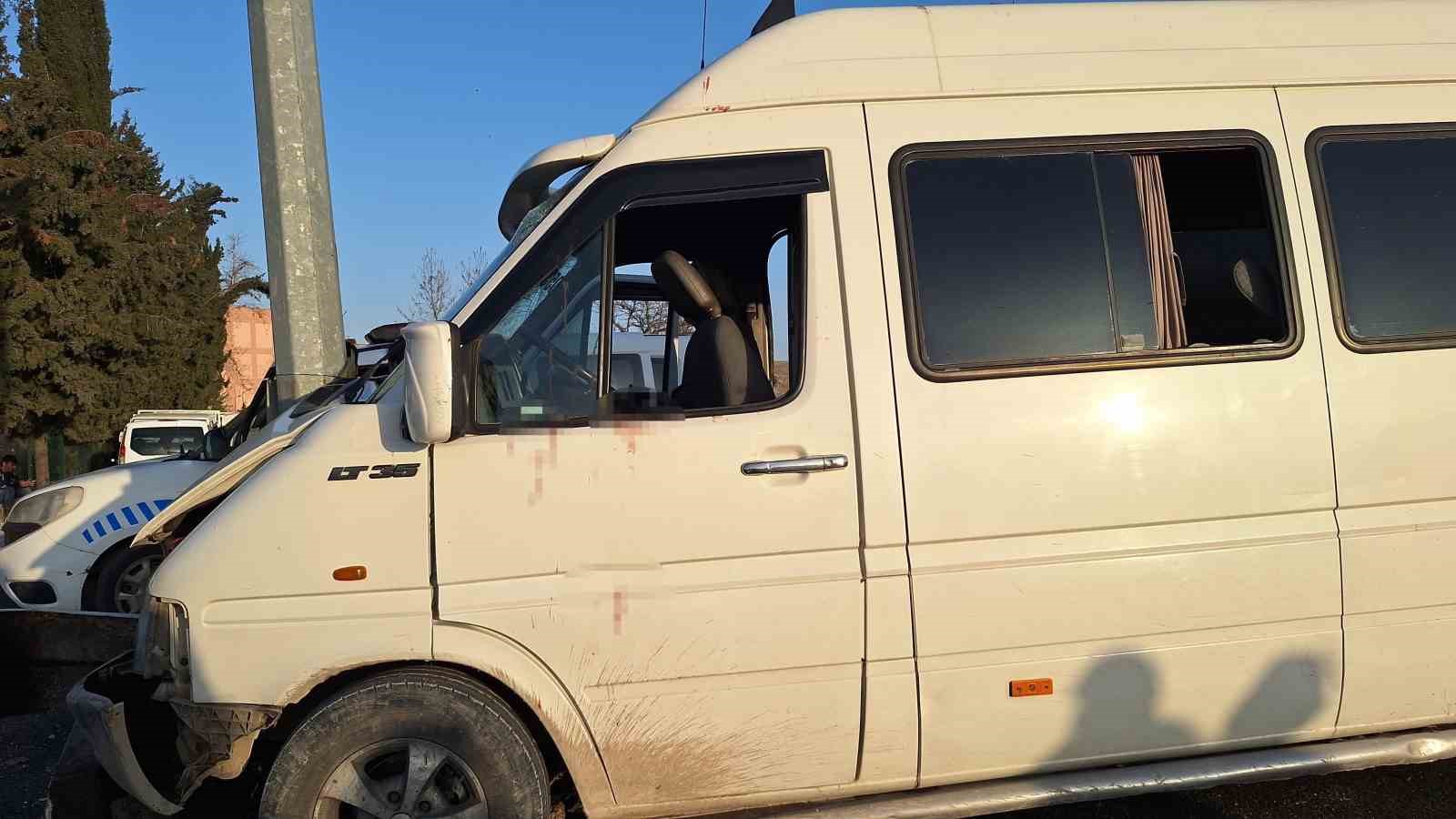 Tarım işçilerini taşıyan minibüs direğe çarptı: 15 yaralı
