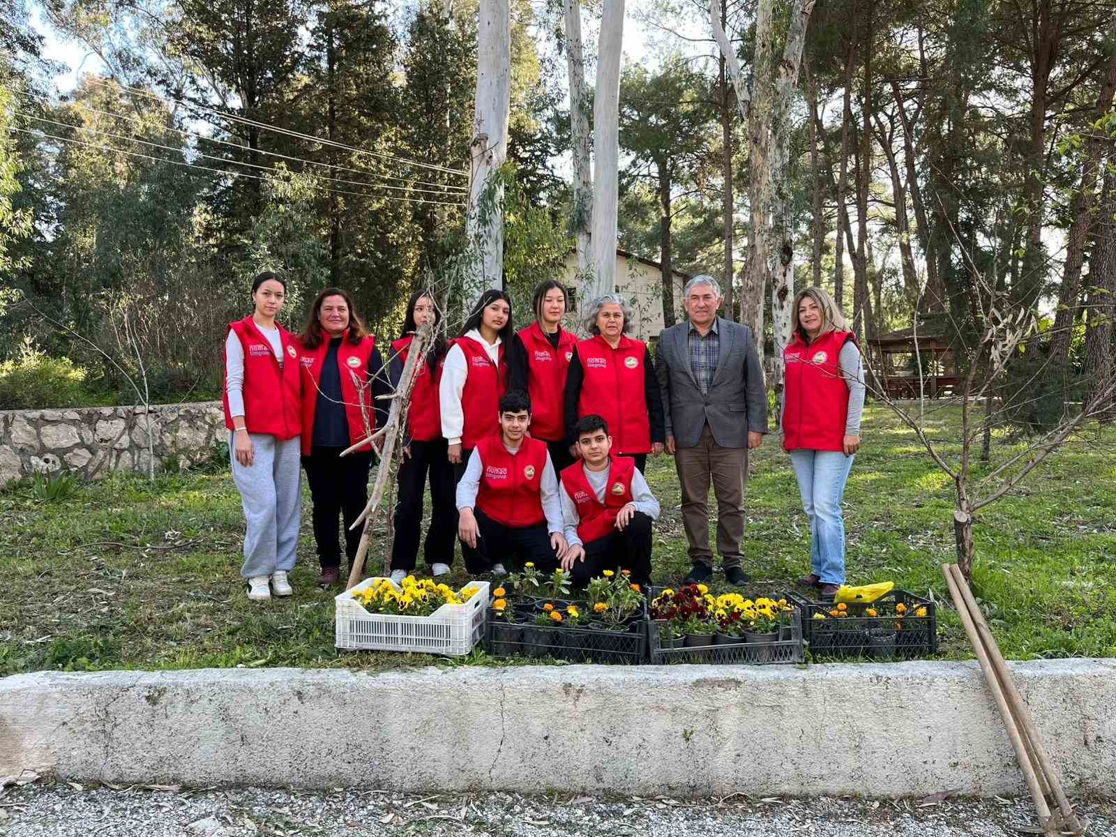 Tarım Lisesi öğrencilerinden özel eğitim okuluna çiçekli destek
