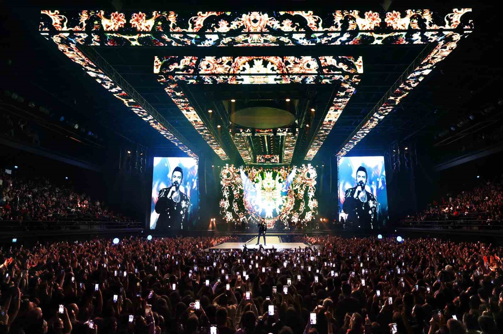 Tarkan’ı 9 gündür süren konser serisinde yaklaşık 50 bin kişi dinledi
