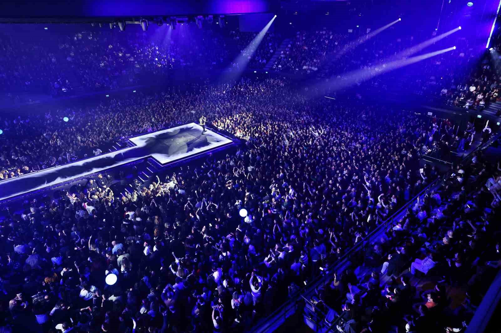 Tarkan’ı 9 gündür süren konser serisinde yaklaşık 50 bin kişi dinledi
