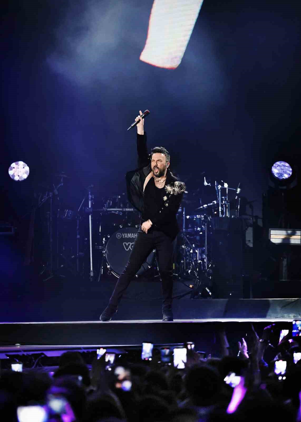Tarkan’ı 9 gündür süren konser serisinde yaklaşık 50 bin kişi dinledi
