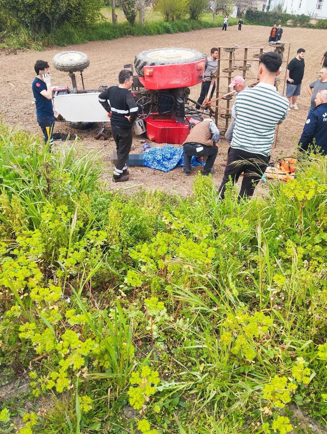 Tarlada çalışırken devrilen traktörün altında kalan adam hayatını kaybetti
