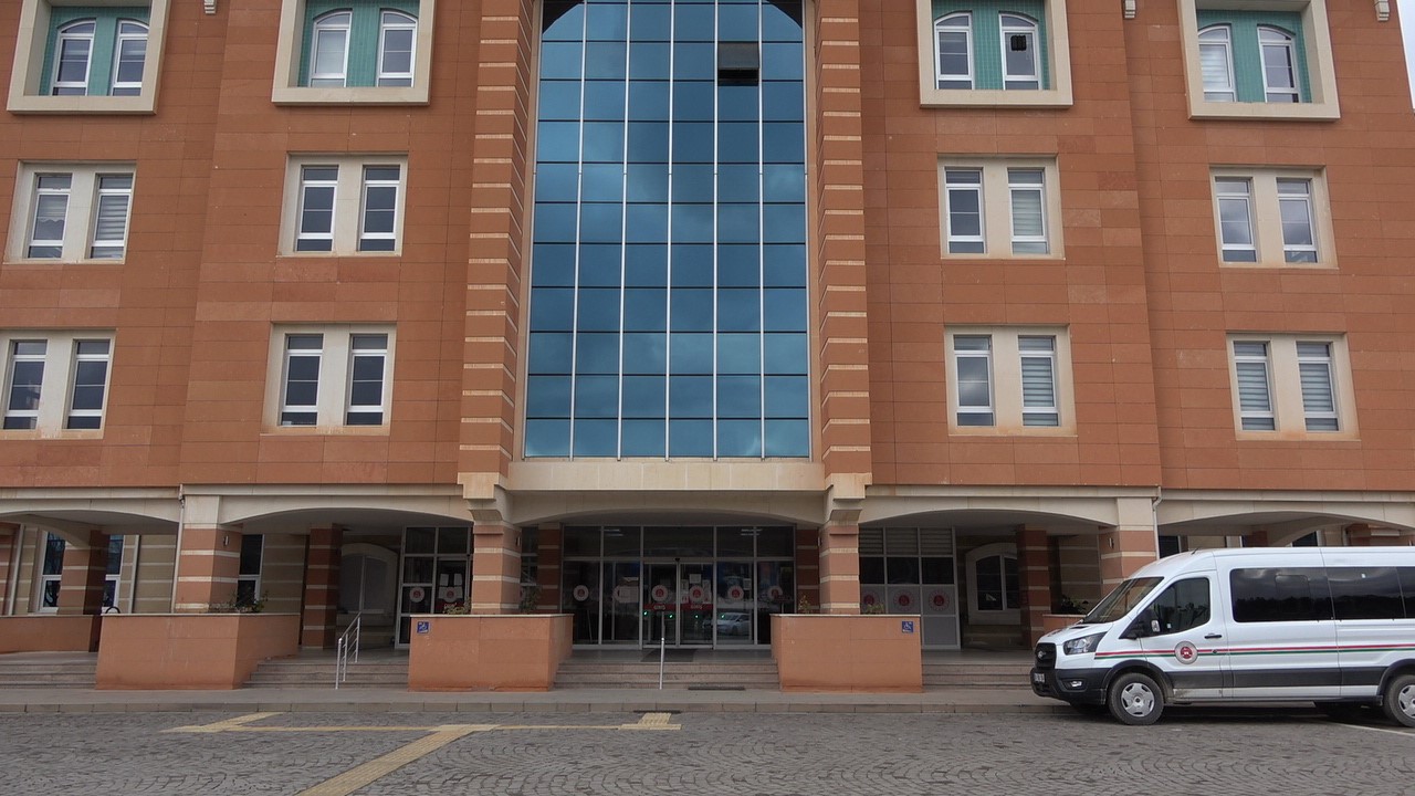 Tarlada kavga ettiği husumetlisini öldüren sanık hakim karşısına çıktı
