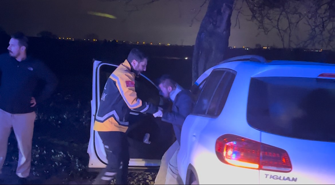 Tarlaya giren otomobil ağaca çarptı, sürücü gözyaşlarını tutamadı

