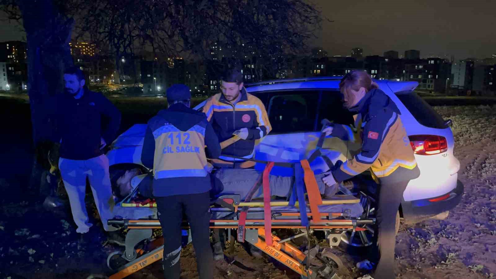 Tarlaya giren otomobil ağaca çarptı, sürücü gözyaşlarını tutamadı
