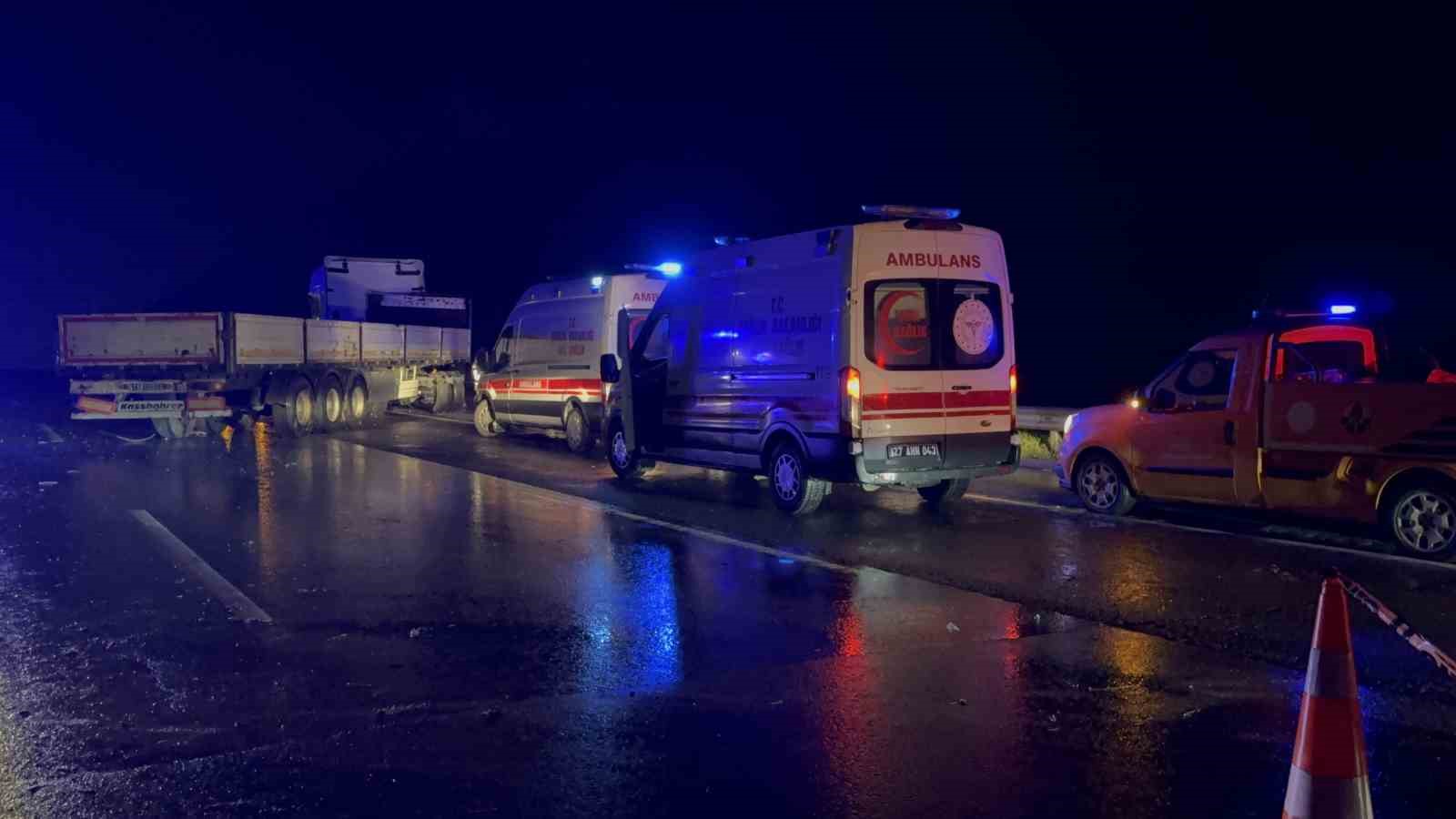 Tarsus-Adana-Gaziantep Otoyolu’nda kamyonet tırla çarpıştı: 1 ölü, 1 yaralı
