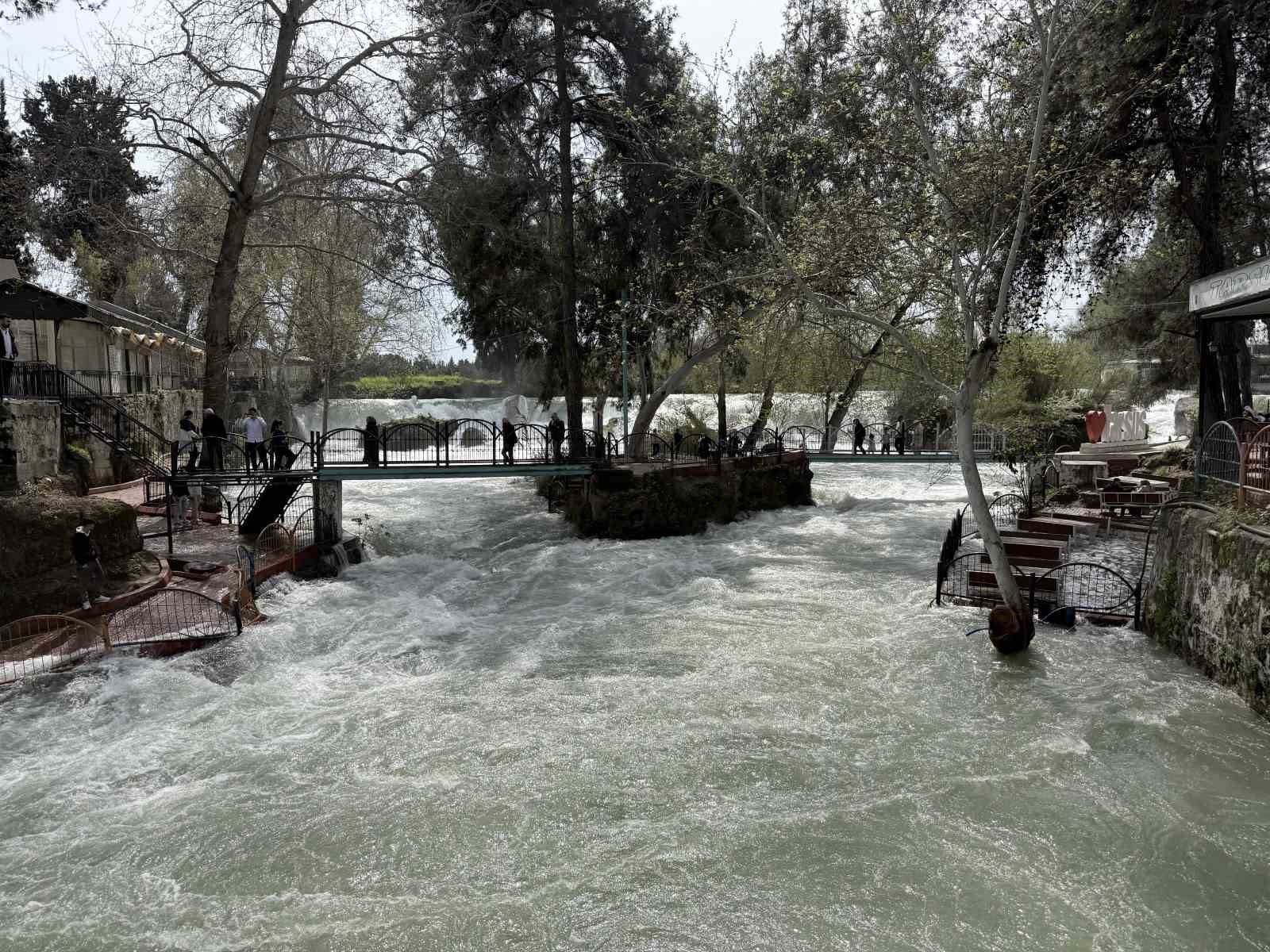 Tarsus Şelalesi’ne yağış sonrası ziyaretçi akını
