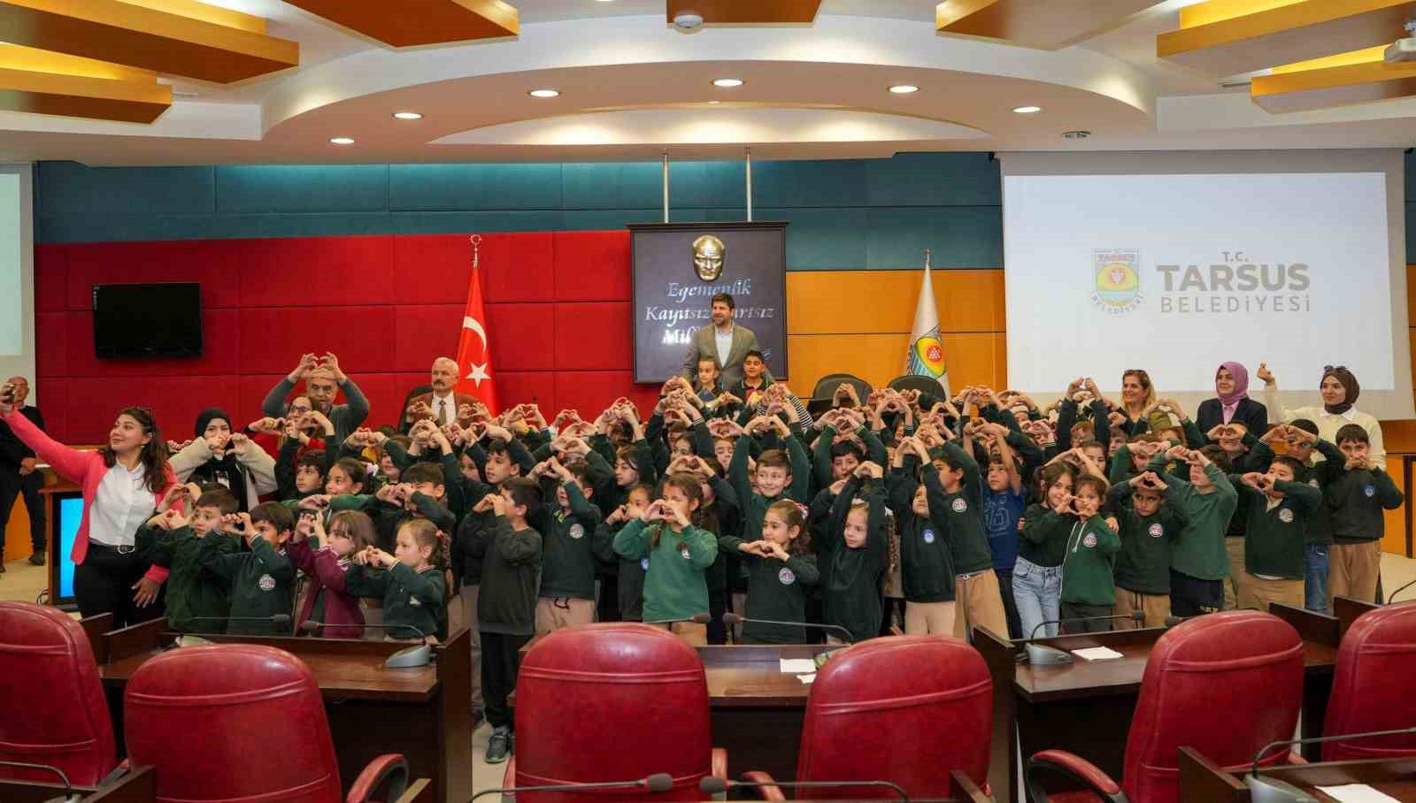 Tarsuslu minikler yerel yönetimleri yerinde öğrendi
