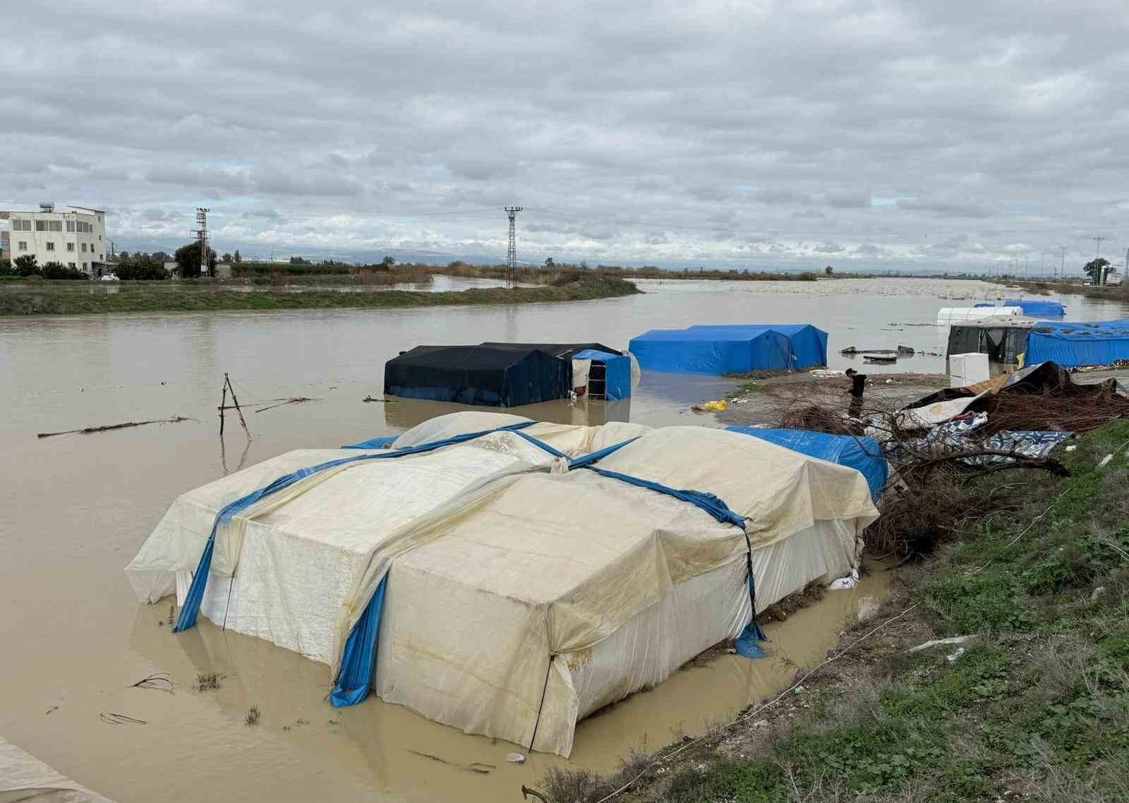 Tarsus’ta 8 bin dönüm tarım arazisi sular altında kaldı
