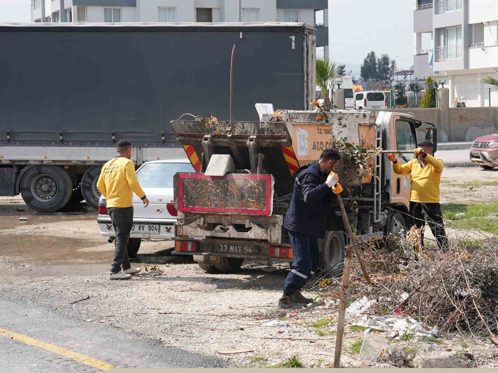 Tarsus’ta bayram öncesinden başlatılan temizlik ve ilaçlama çalışmaları sürüyor
