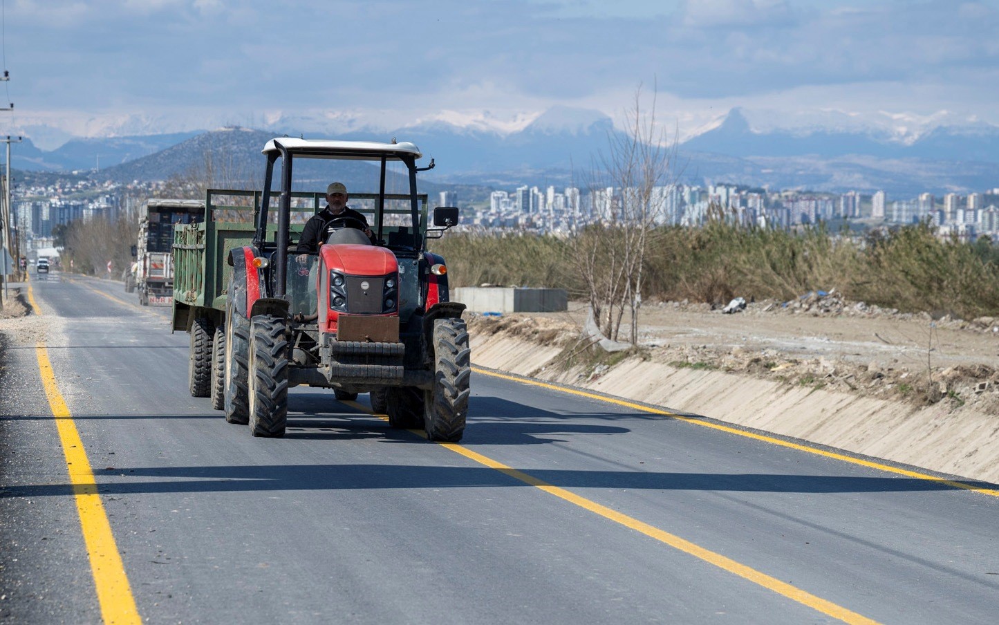 Tarsus’ta çiftçileri sevindiren yol çalışması
Tarsus’ta çiftçileri sevindiren yol çalışması