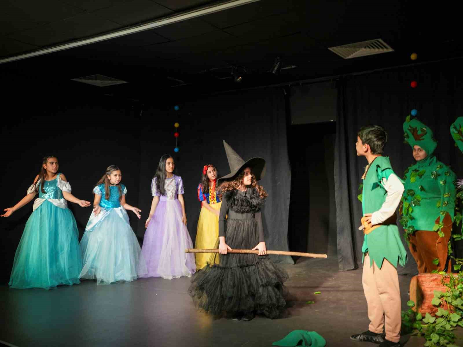 Tarsus’ta çocuklardan anlamlı tiyatro gösterisi
