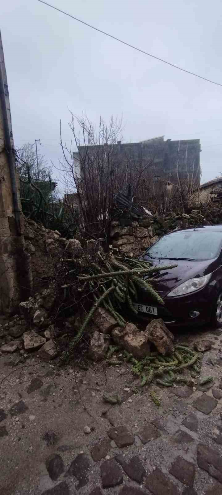 Tarsus’ta duvar çöktü, park halindeki araç zarar gördü
