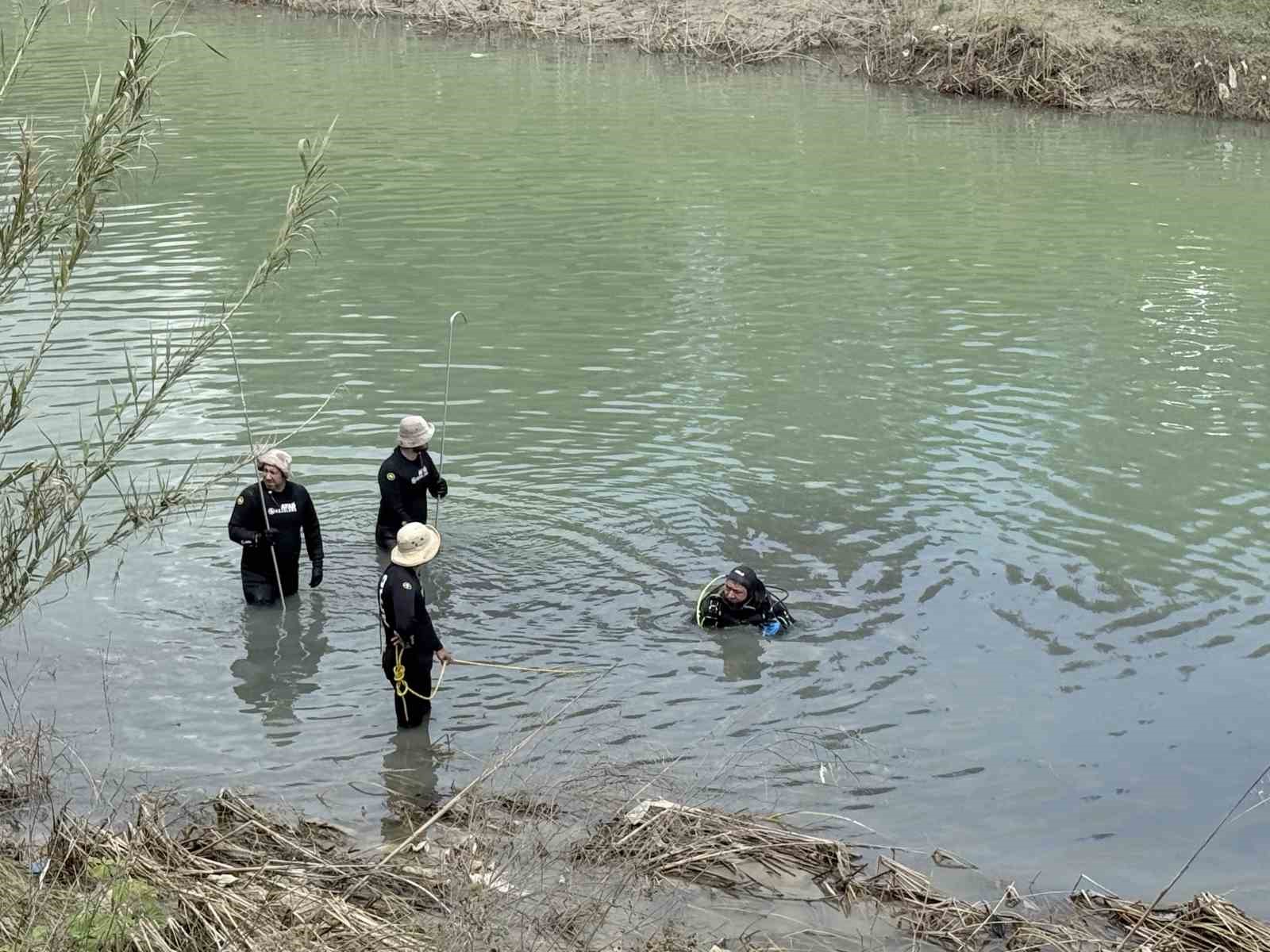Tarsus’ta ırmakta kaybolan genci arama çalışmaları sürüyor
