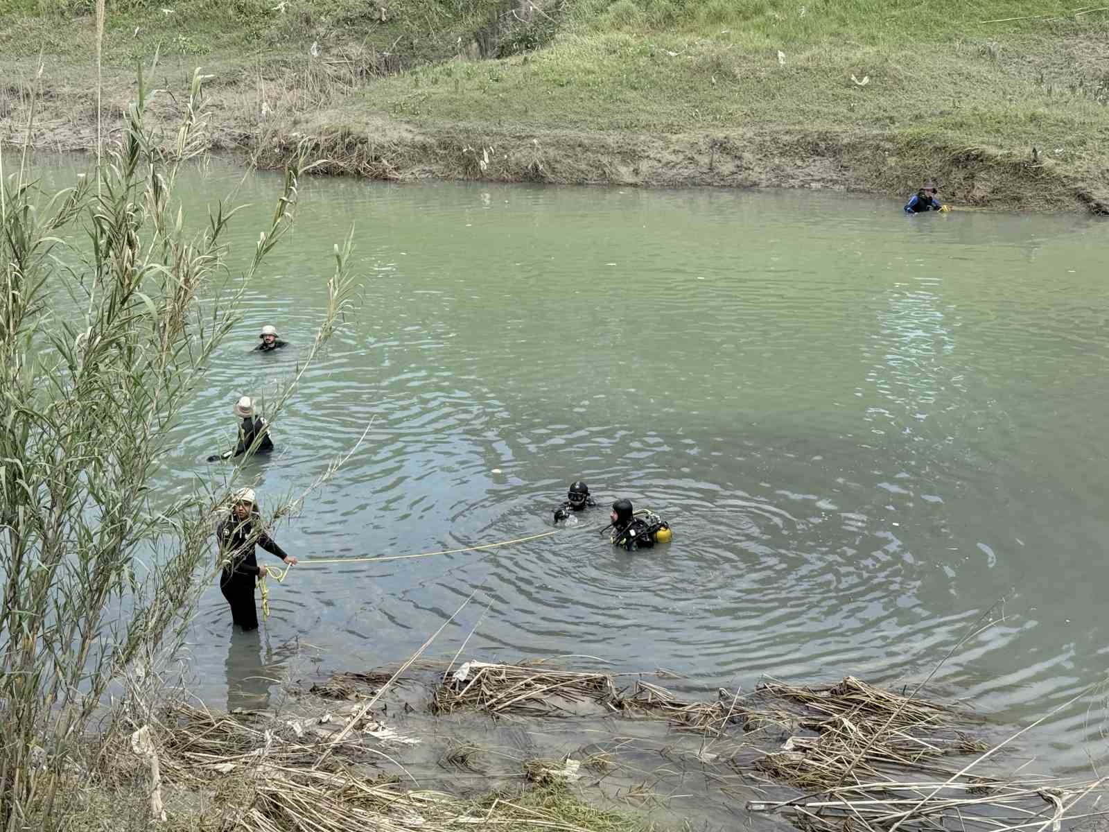 Tarsus’ta ırmakta kaybolan genci arama çalışmaları sürüyor
