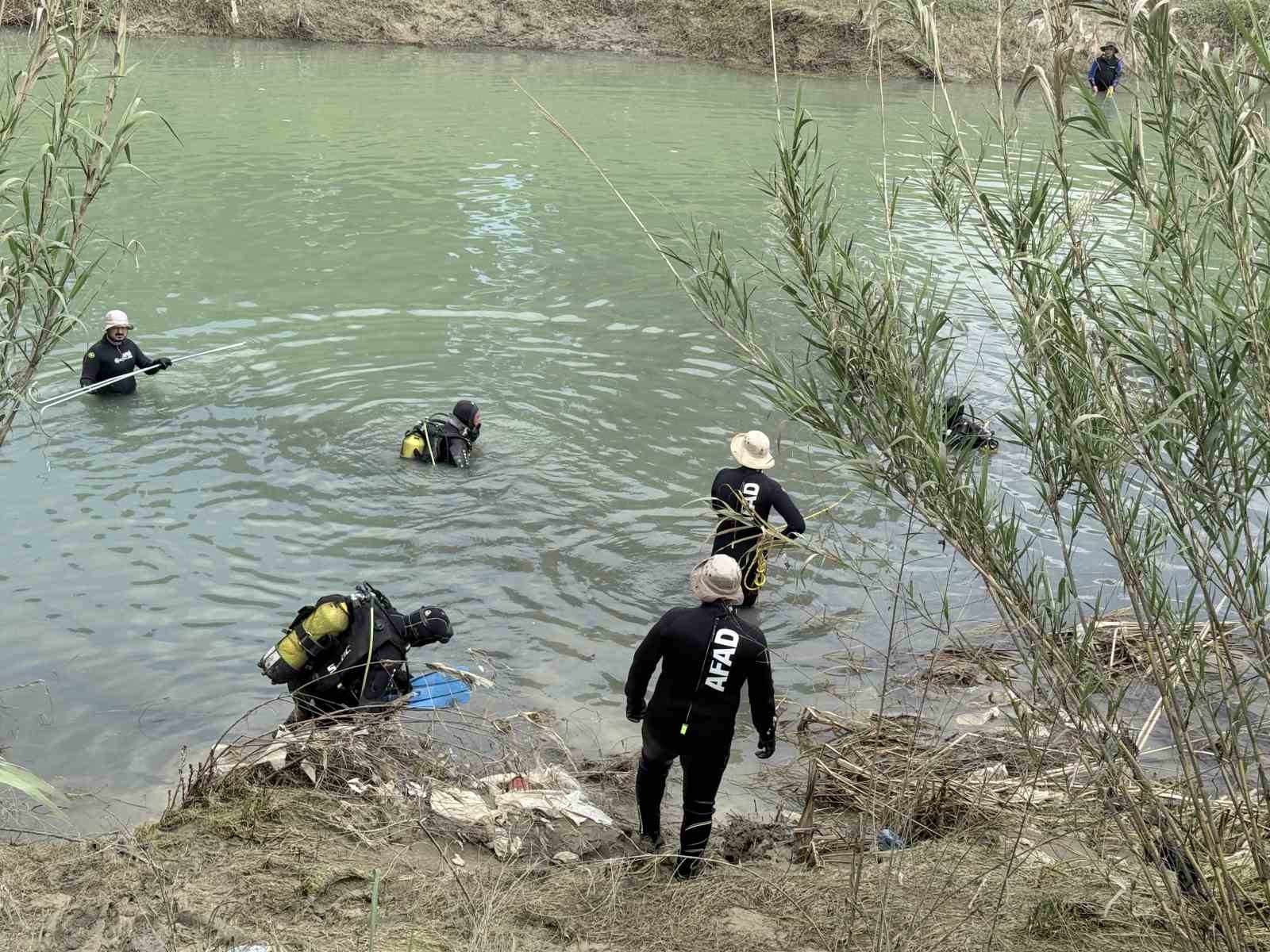 Tarsus’ta ırmakta kaybolan genci arama çalışmaları sürüyor
