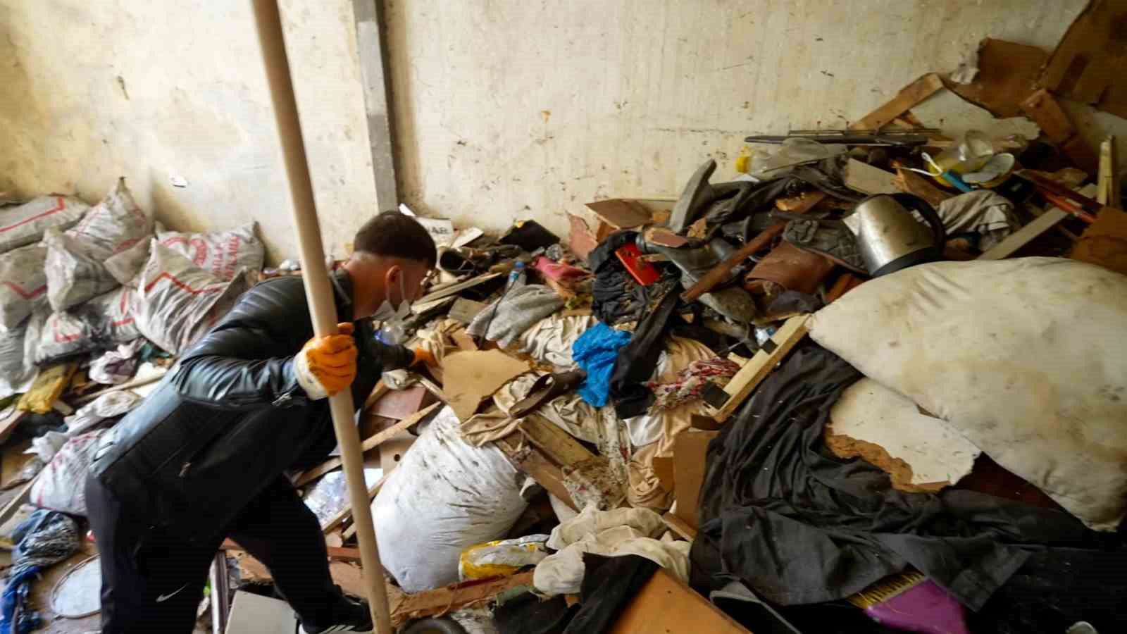 Tarsus’ta kötü koku şikayeti üzerine adrese giden ekipler, evden 28 kamyon atık çıkardı
